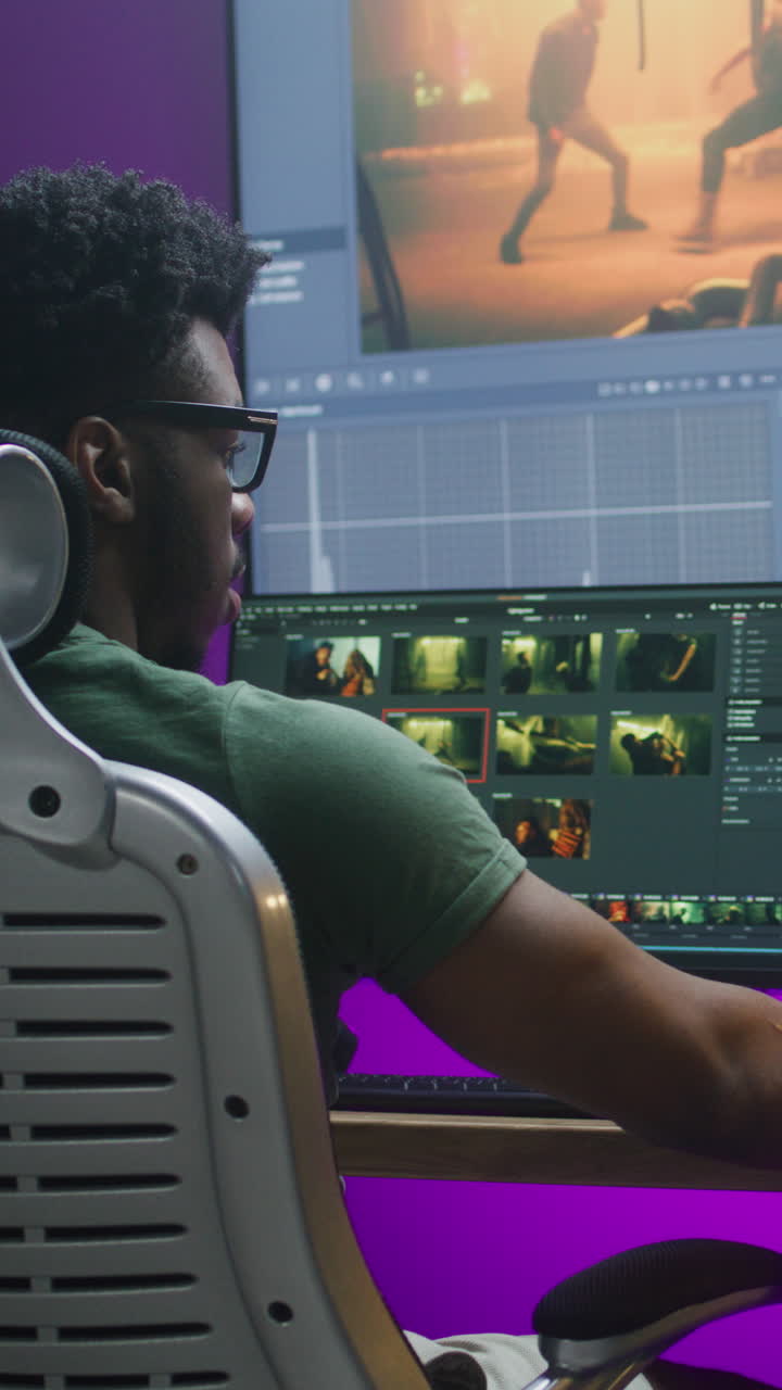 editor de video trabajando en un proyecto