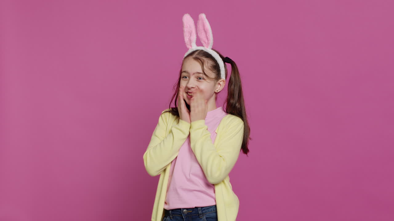 스튜디오에서 무언가를 본 후 충격에 빠진 사랑스러운 놀란 여학생