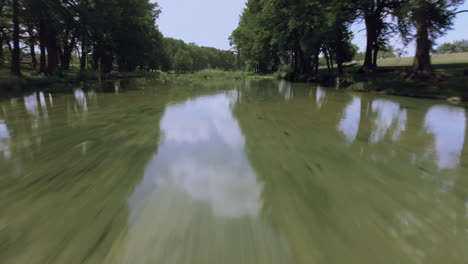 Una-Toma-Aérea-De-Un-Río-A-Primera-Hora-De-La-Tarde-Refleja-La-Tranquilidad-De-Las-Nubes-En-Su-Superficie