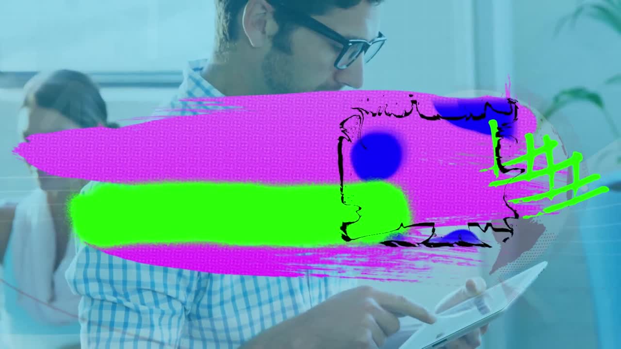 animación del globo y garabatos sobre el hombre de negocios usando la tableta
