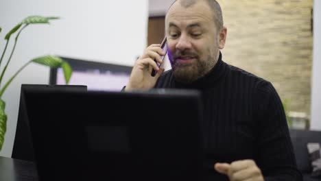 un hombre preocupado por el teléfono en la sala de estar