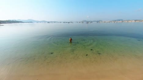 Hombre-Saliendo-Del-Agua-De-Mar