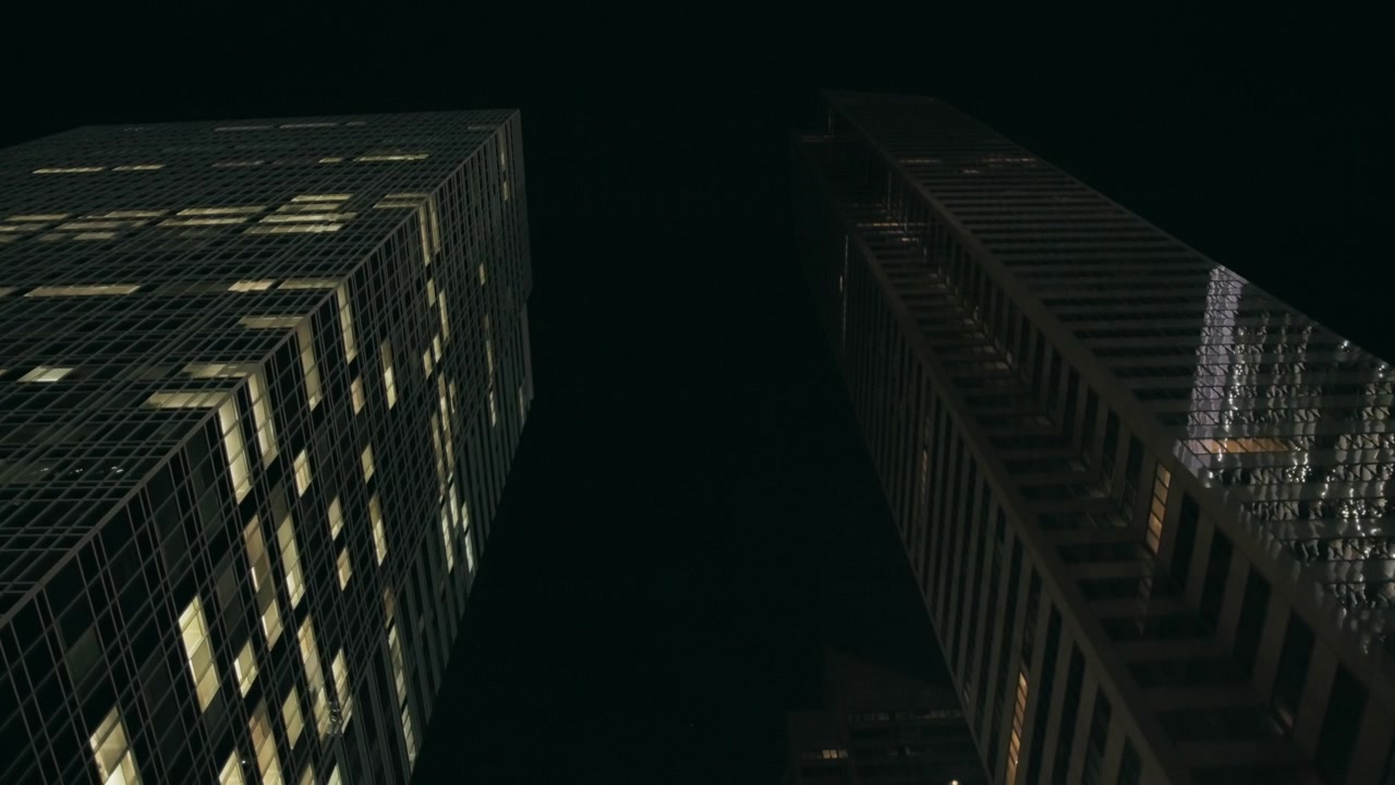 Guardando i grattacieli di notte