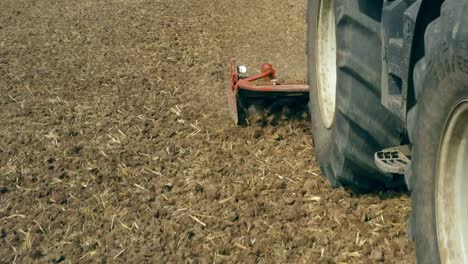 tracteur labourant le sol 01