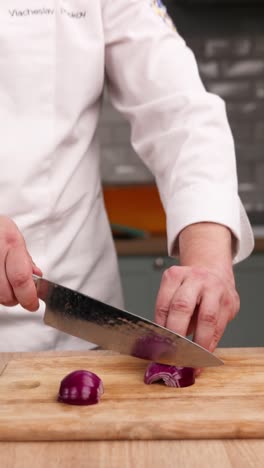 chef cortando cebolla roja