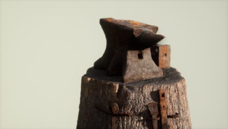 un yunque oxidado de la vieja forja del pueblo