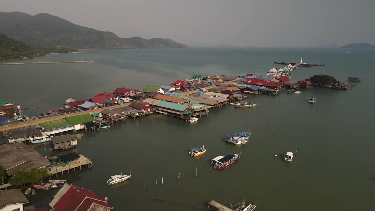 panorámica aérea a la derecha del muelle de pesca bang bao en koh chang, tailandia