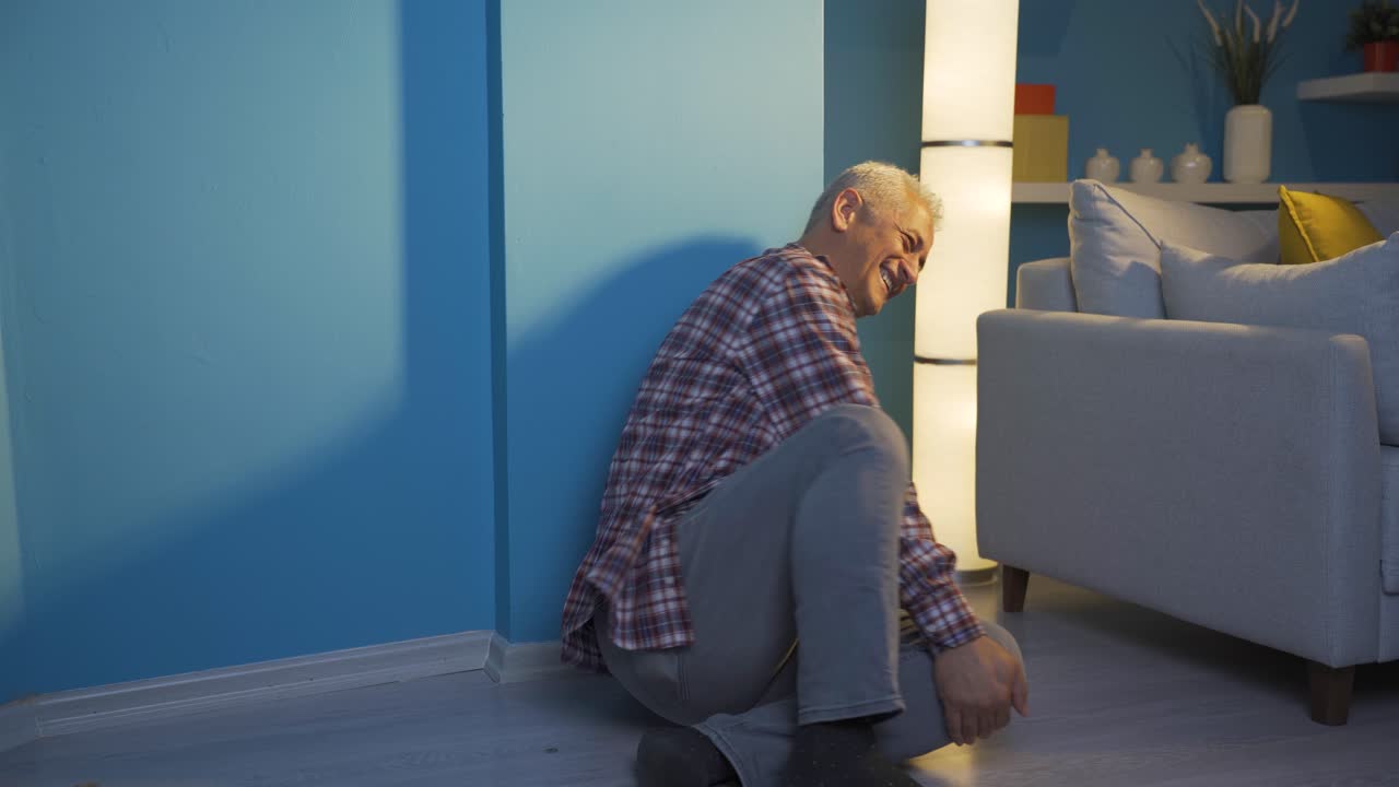 un hombre loco hablando solo.