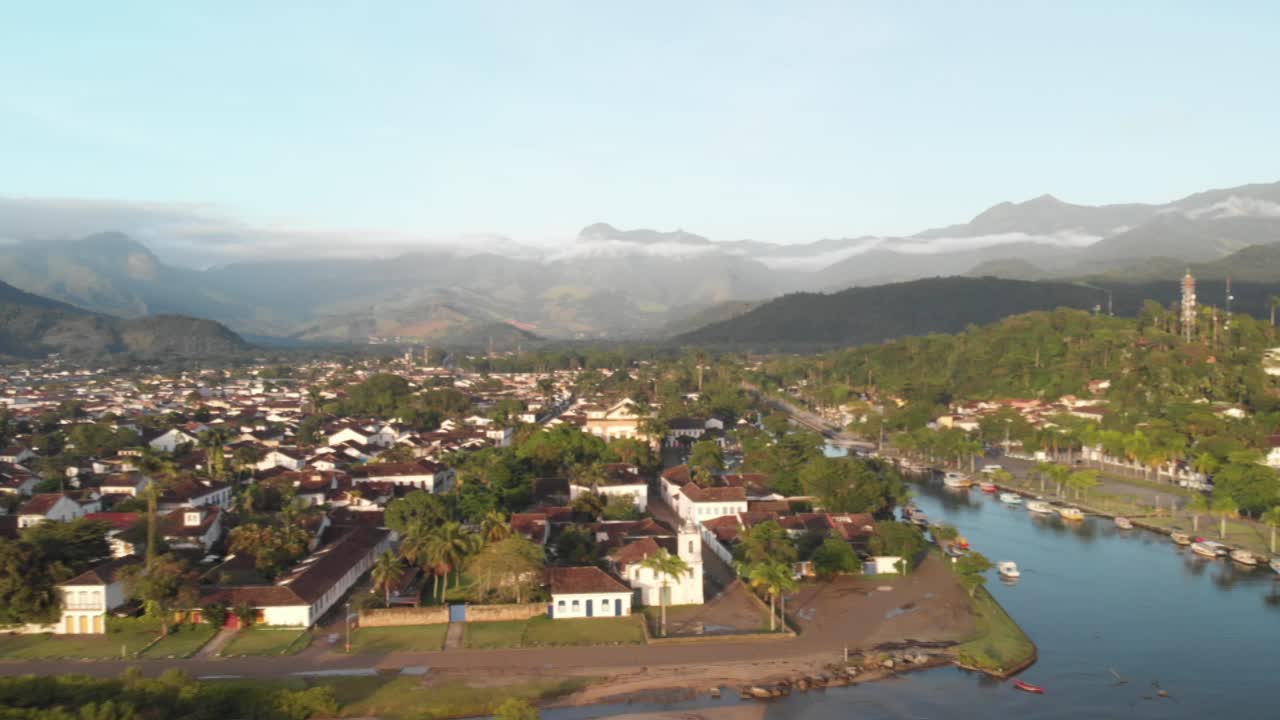 산이 있는 마을의 다채로운 주택에 대한 공중 전망