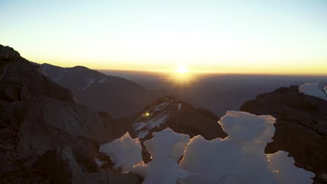 夕陽時山頂的冰層形成