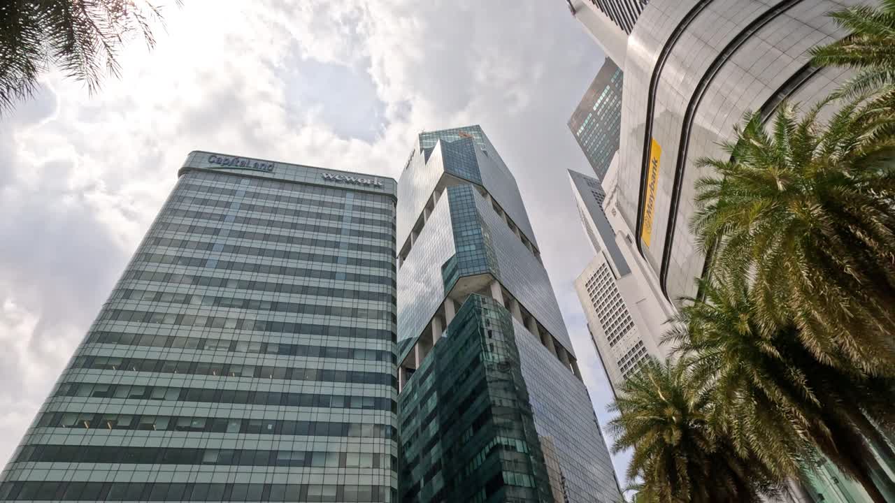 time-lapse de un rascacielos en medio de la exuberante vegetación.