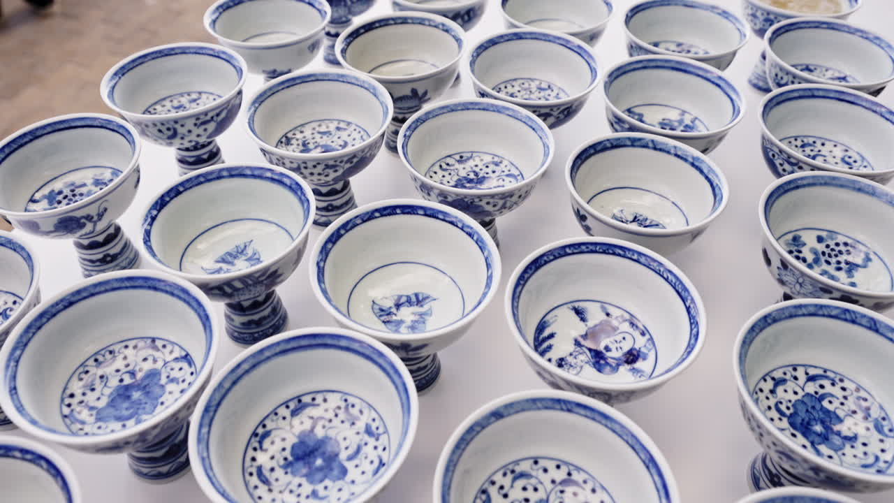 전통적인 중국 페인트 포르셀렌 유리. 4k 슬로우 모션