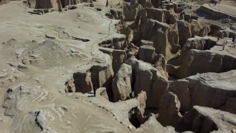 Wunderbare-Luftaufnahme-Aus-Der-Schlucht-Im-Küstenwüstenklima,-Die-Erosionslandform-In-Den-Bergklippen,-Wanderabenteuer,-Die-Lehmschlammförmigen-Hügel-In-Der-Nähe-Des-Meeres,-Des-Ozeans-In-Katar,-Saudi-arabische-Kultur,-Iran