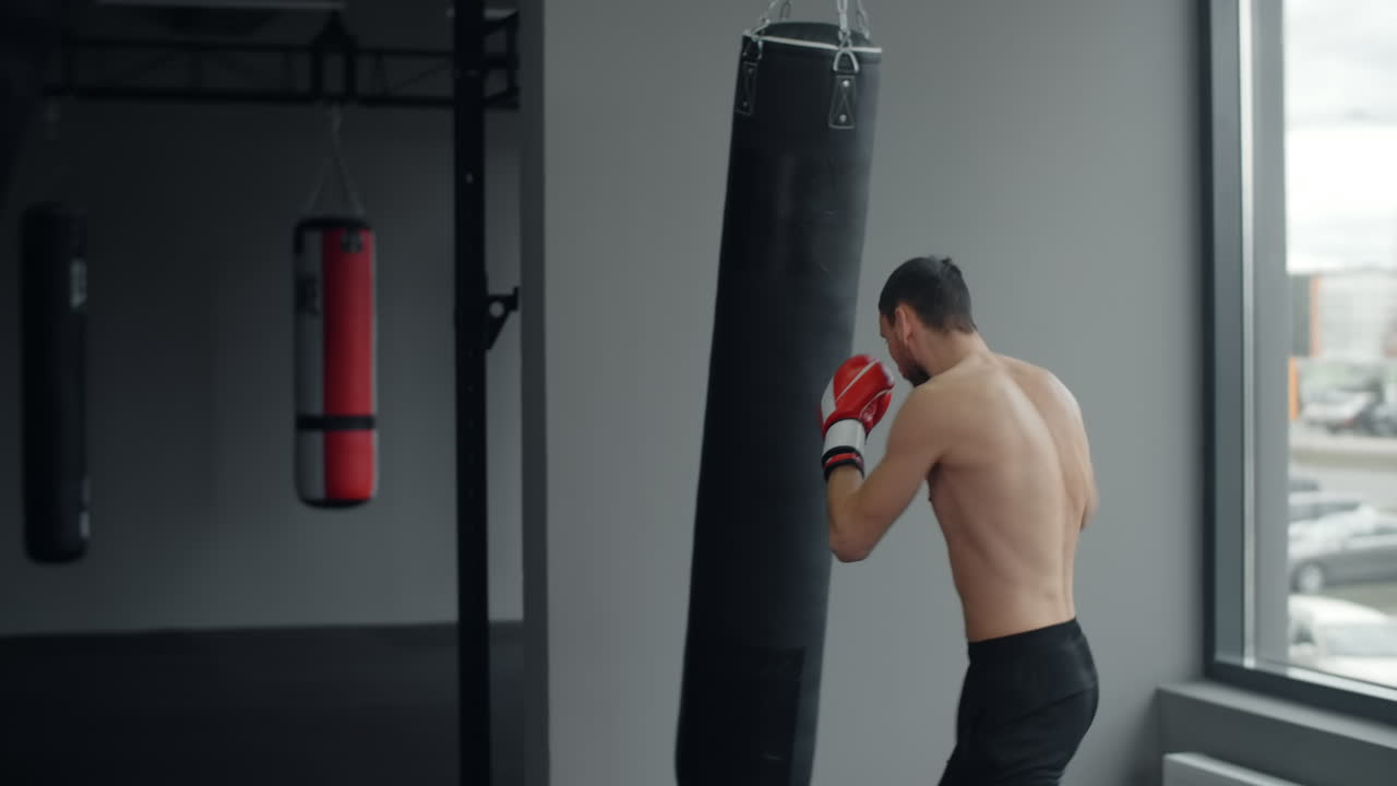 체육관에서 권투하는 남자