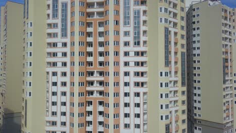 Jedes-Dieser-Fenster-Hat-Seine-Geschichte,-Hinter-Jedem-Blickt-Jemand-Auf-Den-Fluss