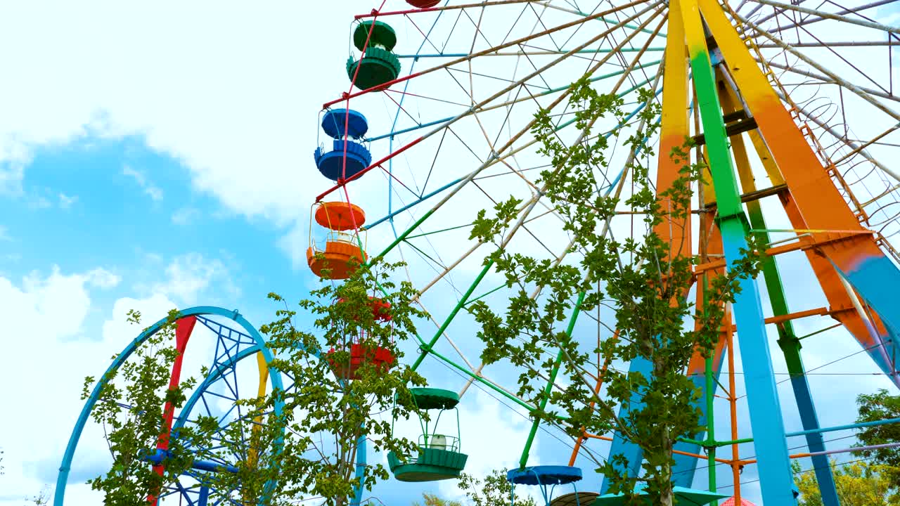 놀이 공원에서 다채로운 페리스.