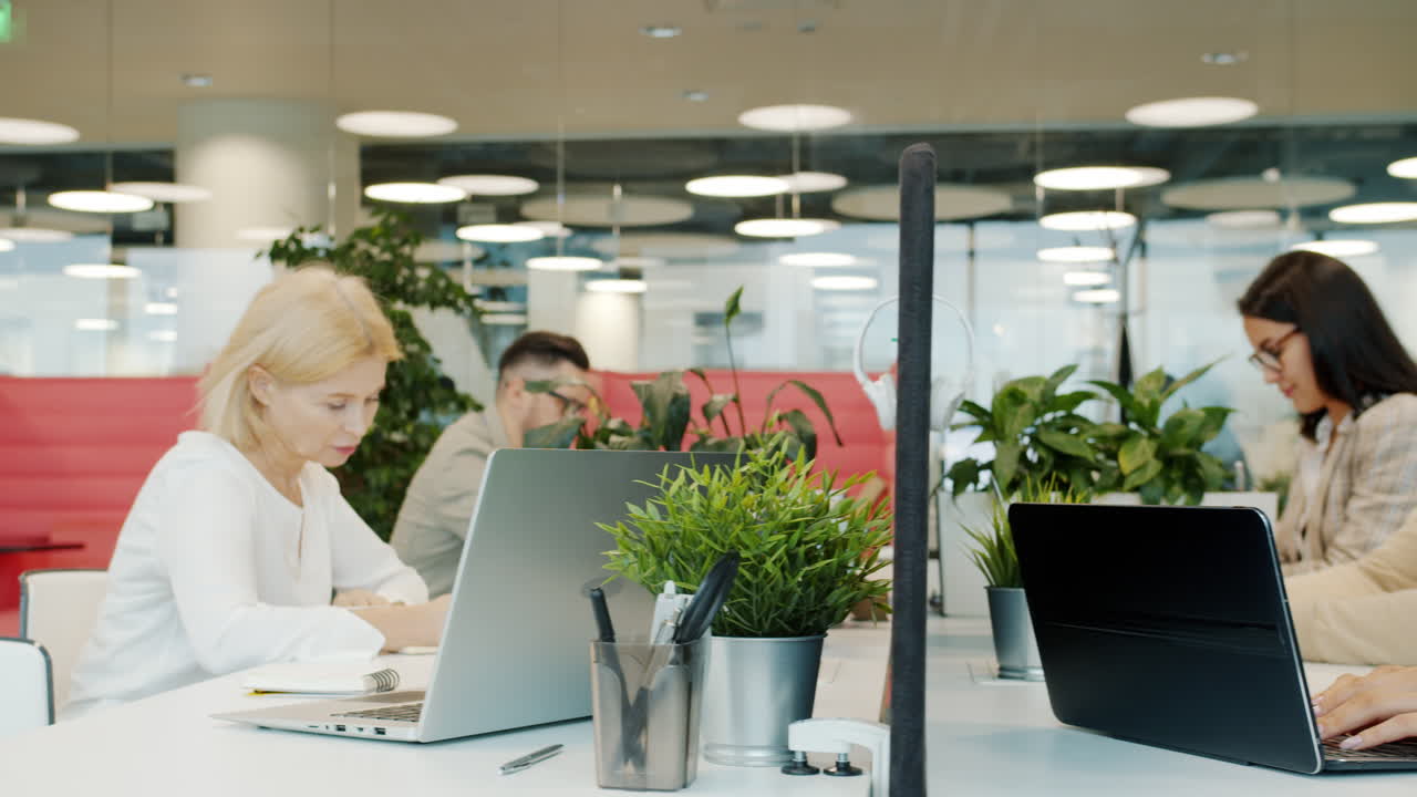 загруженная офисная сцена