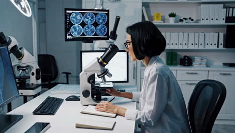 científico que trabaja en un laboratorio