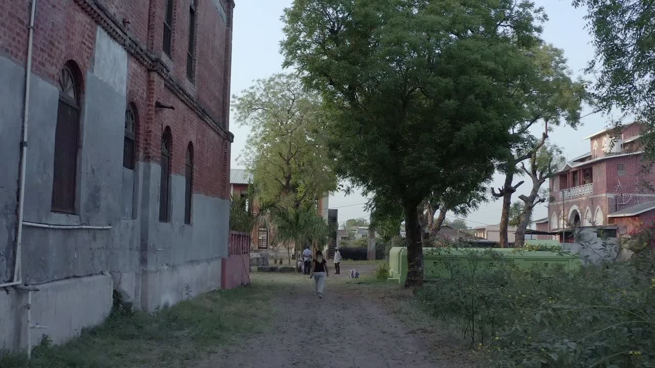 인도 구자라트주 케르바다 마을의 한 집 구내에서 드론 영상