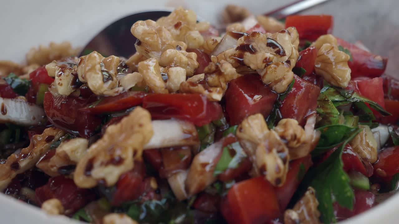 ensalada de tomate y nuez con aderezo balsámico