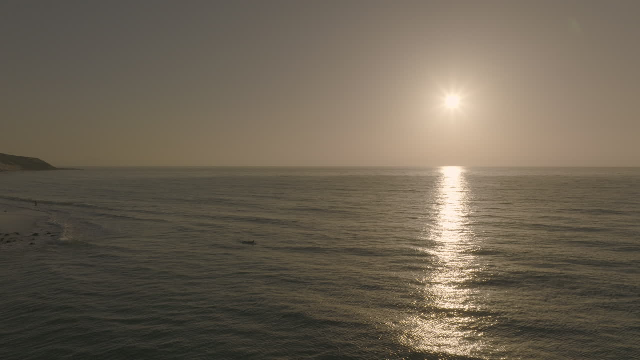 애플 프로어스 422는 드론 dji mavic 3 cine 플랫으로 대서양을 날고 해가 뜨고 해가 지고 배경에는 해변, 해안과 바위가 있습니다.