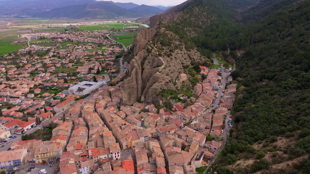 Vista aérea de Les Mées, un tranquilo pueblo francés en un entorno alpino.