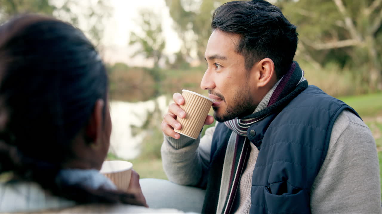 자연 속에서 커플과 함께 휴식, 커피, 캠핑