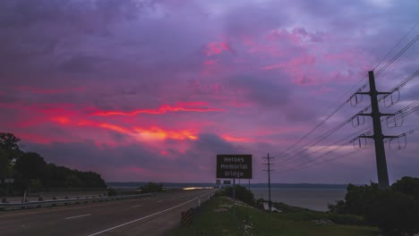 Heroes-Memorial-Bridge-Zeitraffer-Des-Epischen-Feuerroten-Glühens-Auf-Wolken-Zur-Blauen-Stunde