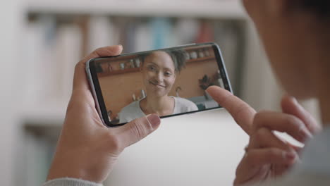 mujer sorda usando un teléfono inteligente video chateando con su mejor amiga comunicándose con gestos de la mano en lenguaje de señas disfrutando de la comunicación en línea imágenes de 4k