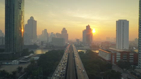 voando ao longo da ponte taksin