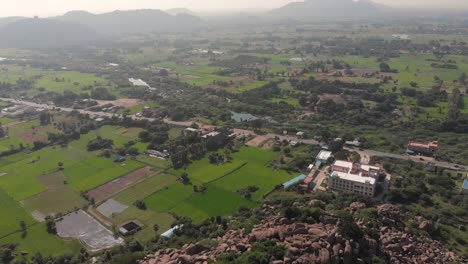 Campos-Verdes-Que-Cubren-El-Paisaje-A-Ambos-Lados-De-Una-Carretera-En-India