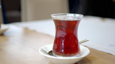 vertiendo té turco