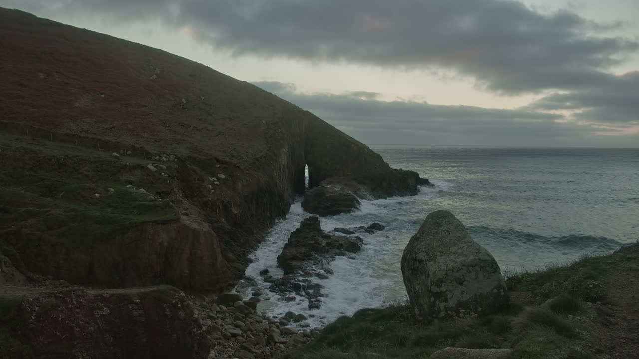las olas rompen en la costa rocosa de nanjizal cove con zawn pyg en cornualles, reino unido