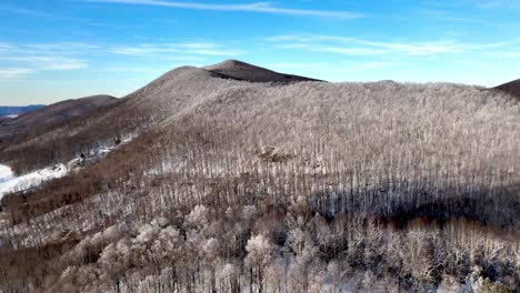 rime hielo en los árboles inclinación aérea cerca de boone nc y soplar roca nc