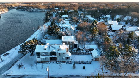 Casas-De-Estados-Unidos-Por-La-Bahía-En-La-Nieve-Del-Invierno