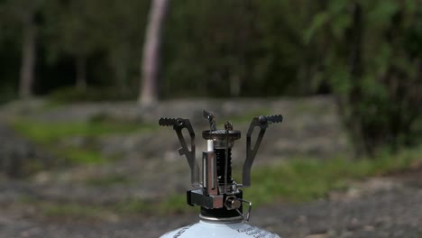 encendiendo la estufa de gas al aire libre, poniendo la olla de moka en la estufa de gas y quitándola