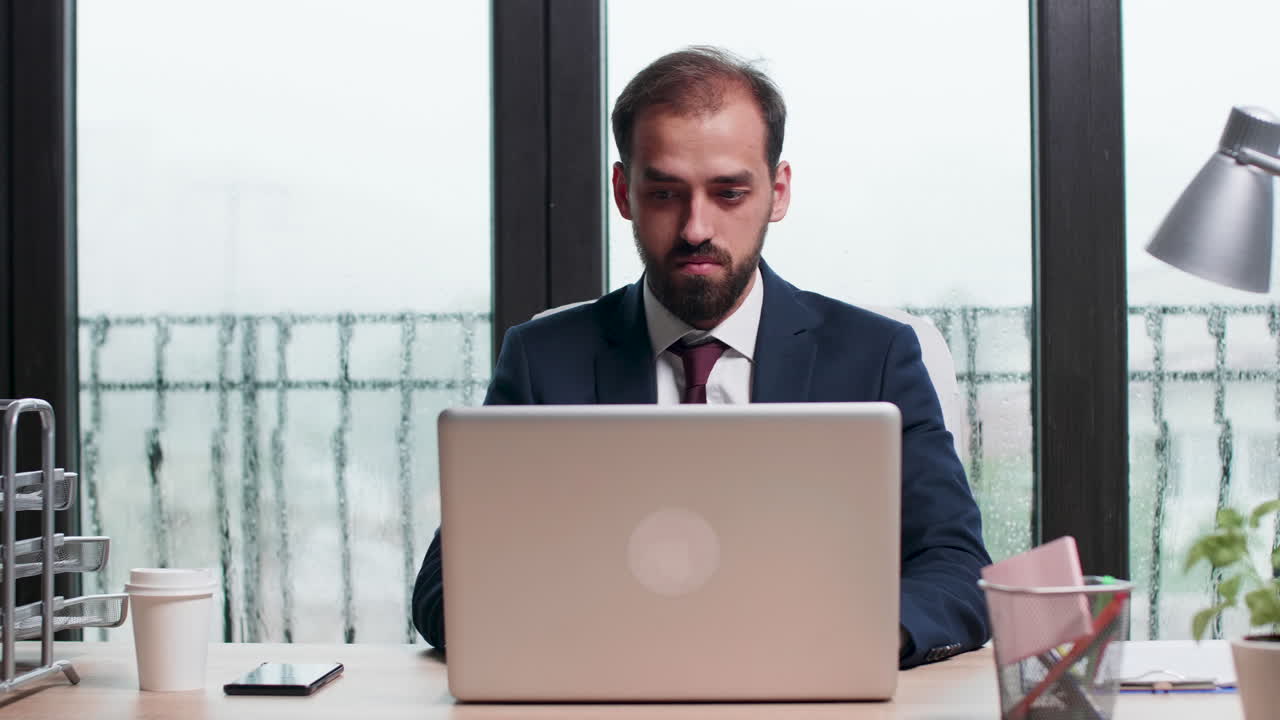hombre de negocios trabajando en una computadora portátil en la oficina