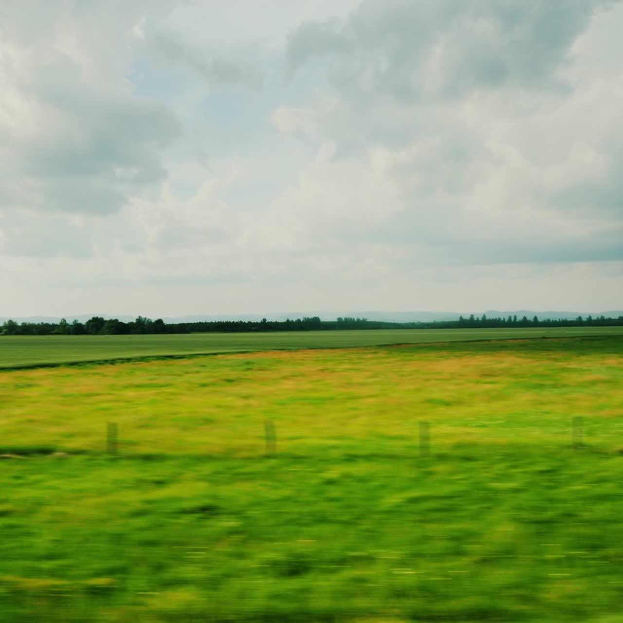 vista desde la ventana de un autobús o automóvil en movimiento a lo largo de los pintorescos campos y granjas de europa 1