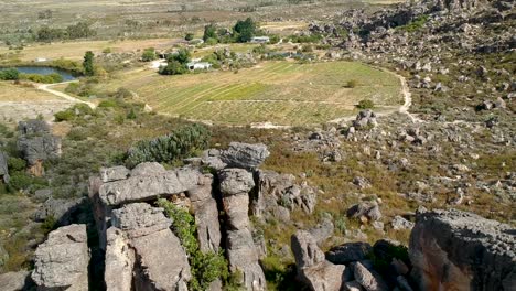montón de rocas interesante en las montañas
