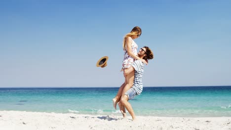pareja disfrutando juntos en la playa