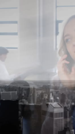 composição digital de mulher caucasiana falando em smartphone contra a paisagem urbana em segundo plano
