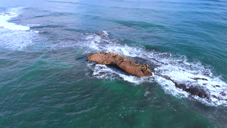 Felsen-Im-Ozean,-Herumwirbeln,-Puerto-Rico