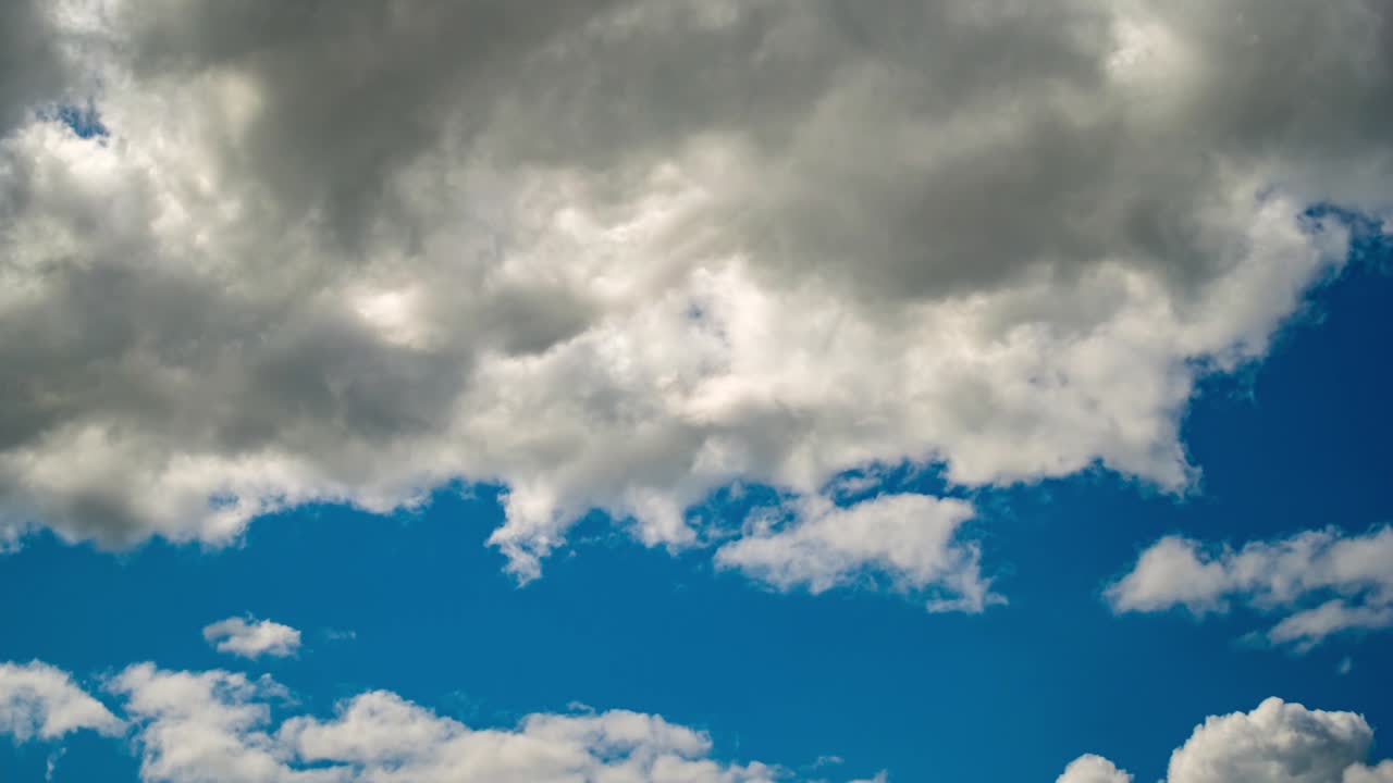 작은 구름과 함께 파란 하늘 배경.