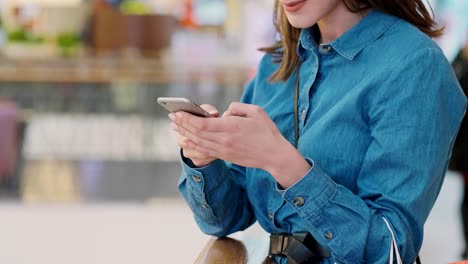 mujer eligiendo la próxima dirección de compras