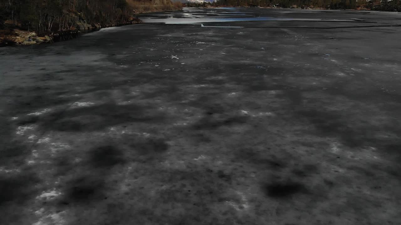 наклонный аэроснимок тающего озера в долине, открывающий красивый горный фон