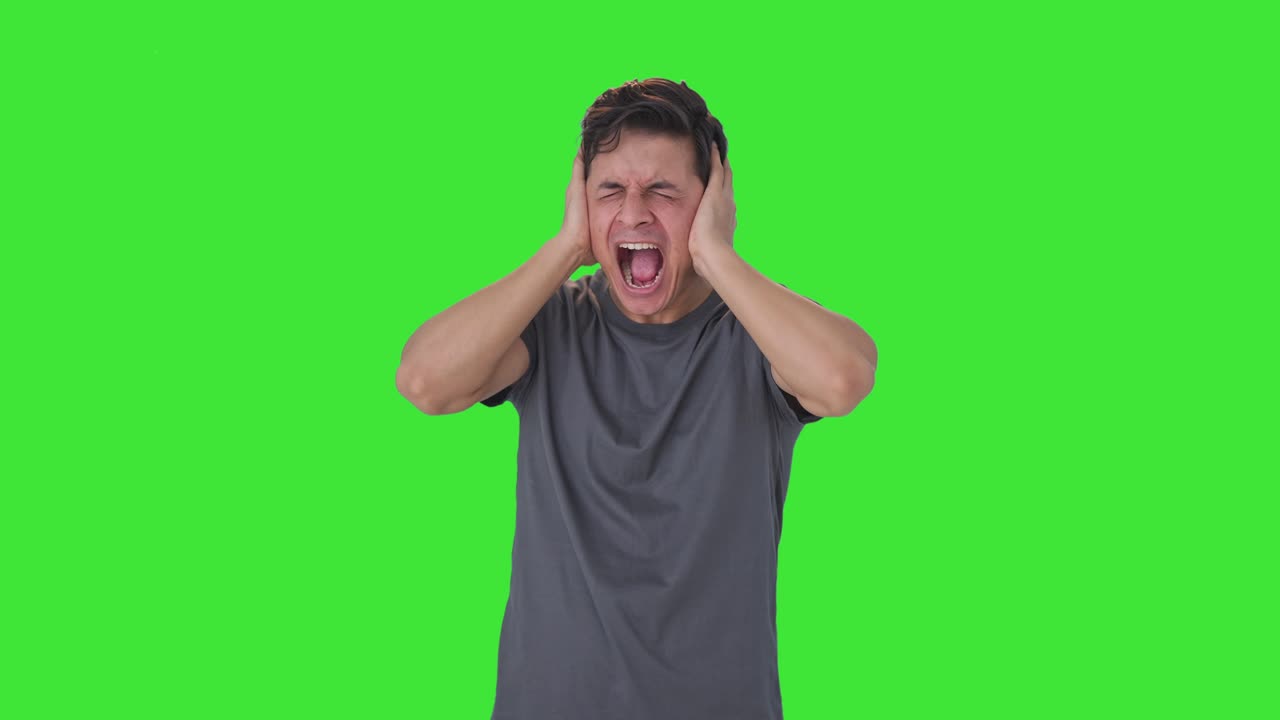 좌절 된 인도인 남자 가 큰 소리 로 초록색 스크린 을 외치고 있다