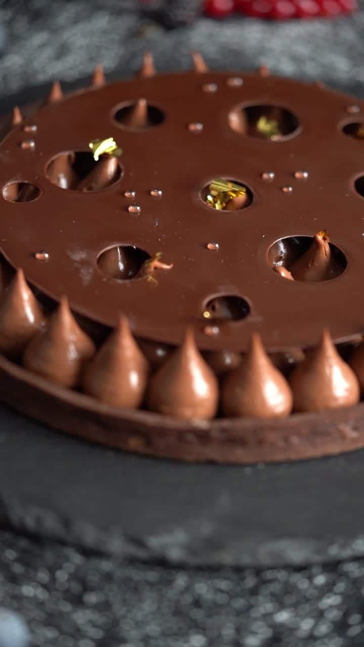 Primer plano de una tarta de chocolate cubierta con ganache de chocolate brillante.