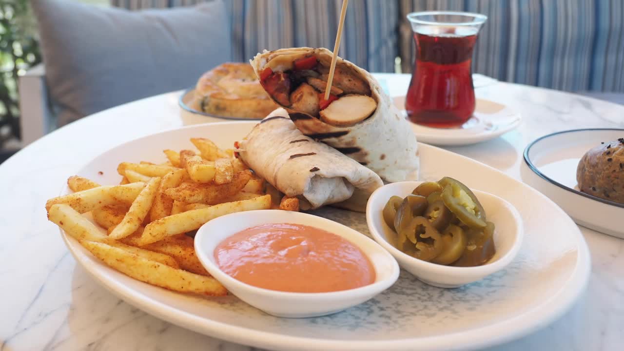 Piring Saji Makanan dengan Bungkus, Kentang Goreng, dan Teh Turki