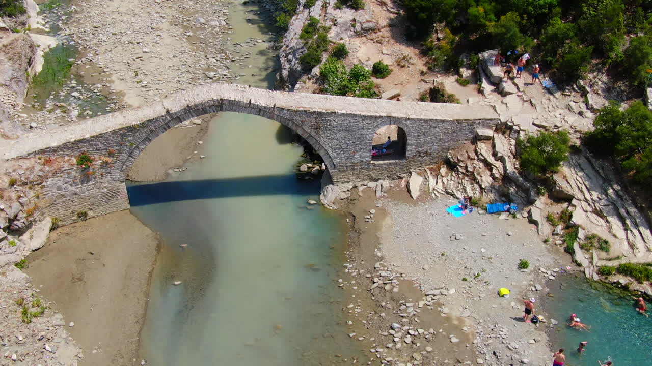 vista de drones del puente otomano kadiut y las aguas termales de banjat e benjës, que se han convertido en uno de los lugares más fotogénicos del sur de albania