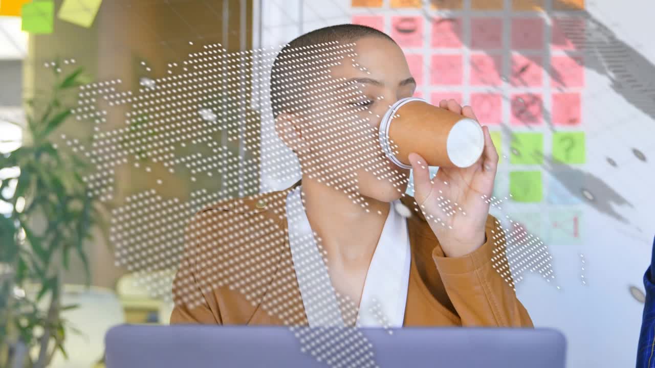 Codice tecnologico che avvia una sovrapposizione mentre uno sviluppatore sorseggia un caffè, si concentra e rivela post-it.
